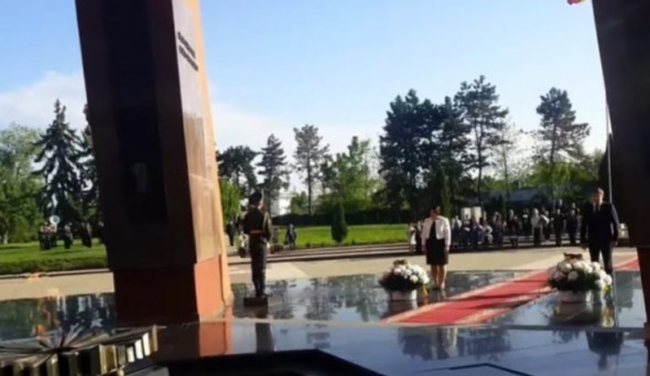 Grosu și Gavrilița au depus flori la Complexul „Eternitate”. Maia Sandu lipsește din motive de sănătate